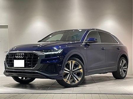 AUDI / Q8