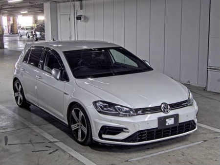 VOLKSWAGEN / GOLF R